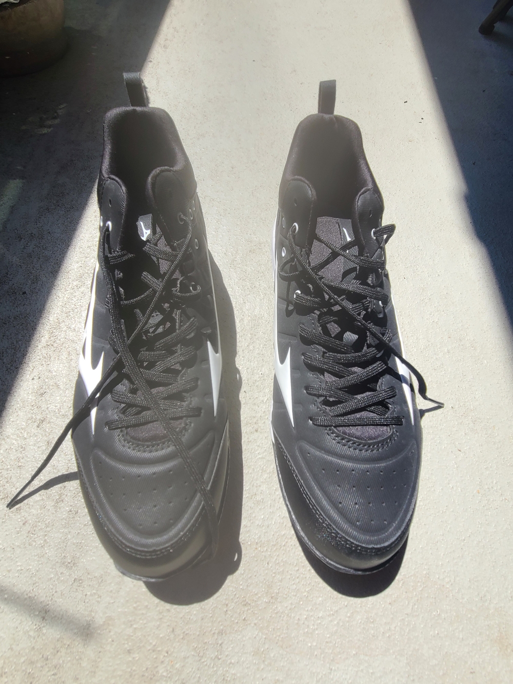 Never Worn - Mizuno Black Turf Baseball High-Top Sneakers